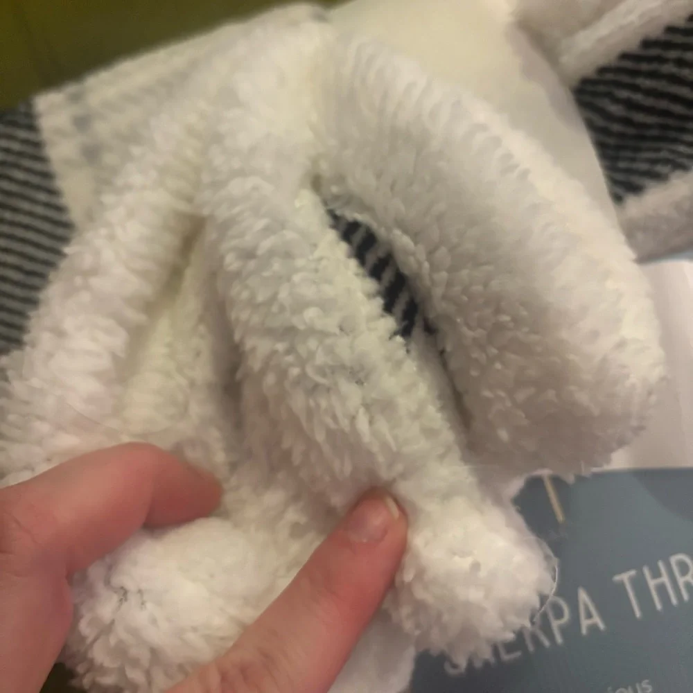 🖤Sherpa Throw Blanket - Picture 4 of 7
